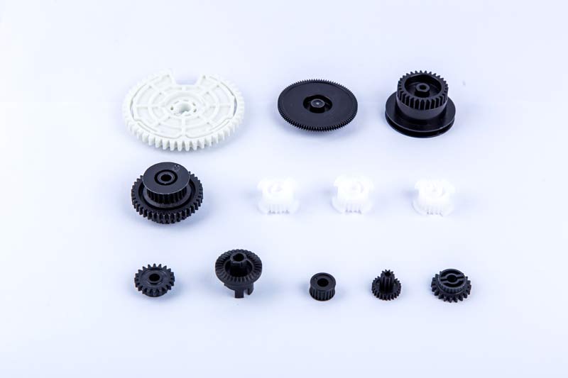 Combination of plastic parts with teeth