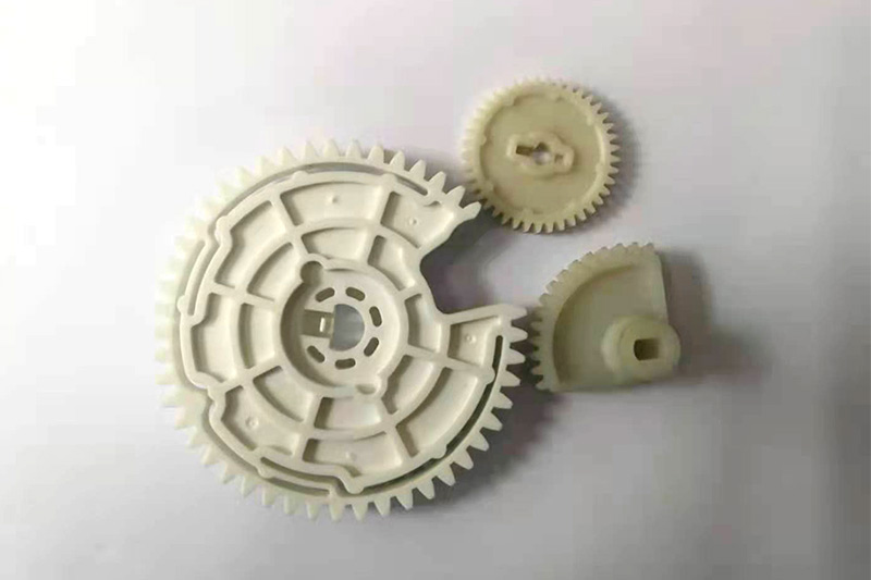 Plastic parts with teeth